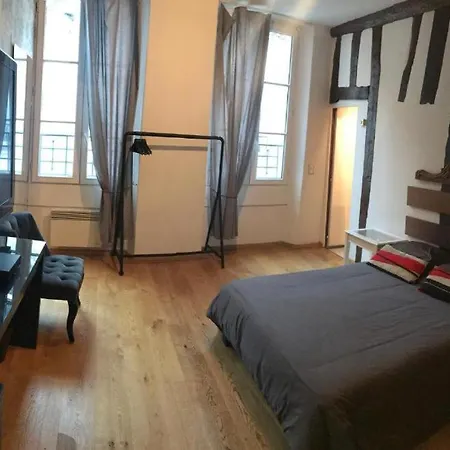 Center Saintgermainsdespres Apartment *